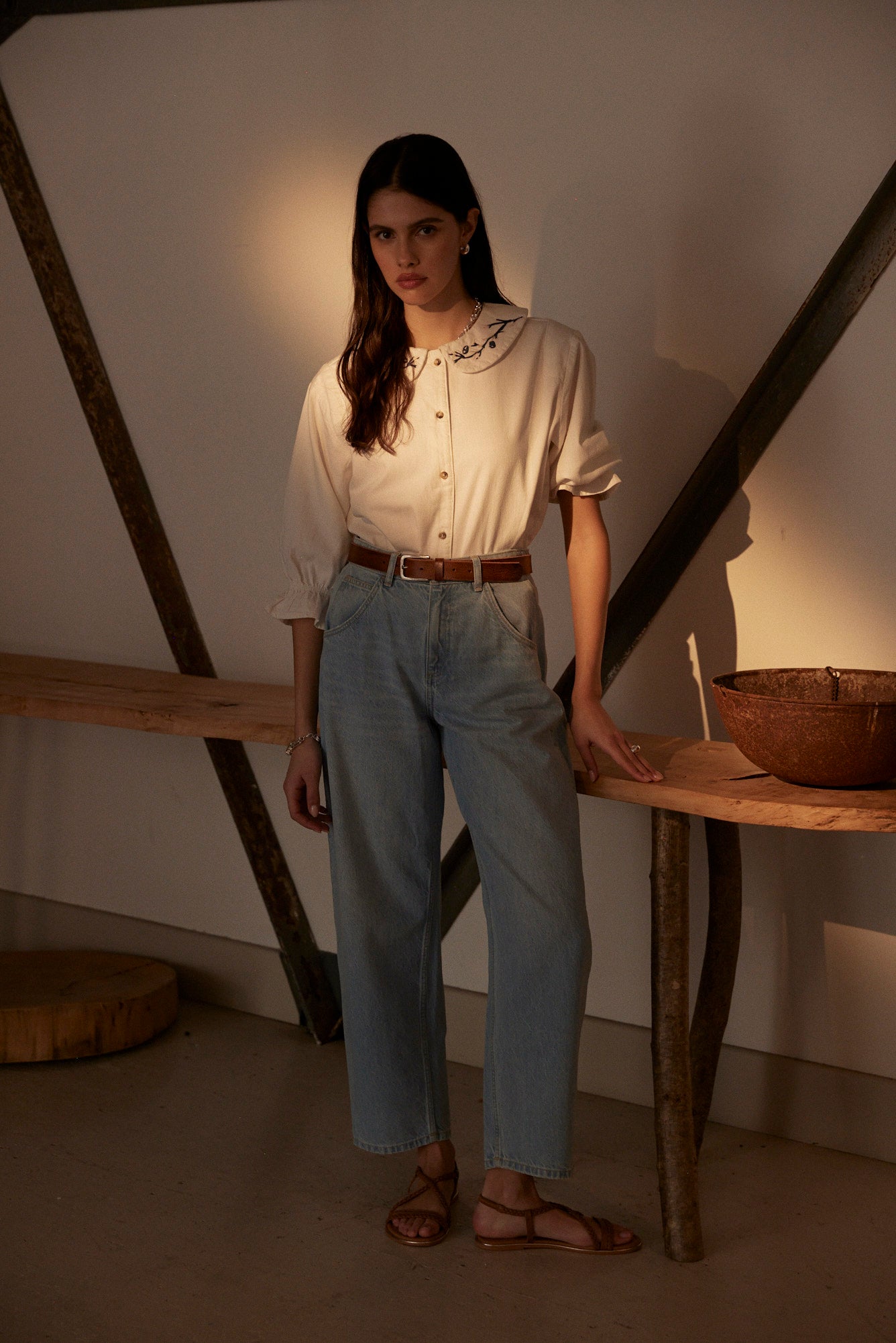 Bo Barrel Leg Jean in Sunbleached on model - seventy + mochi