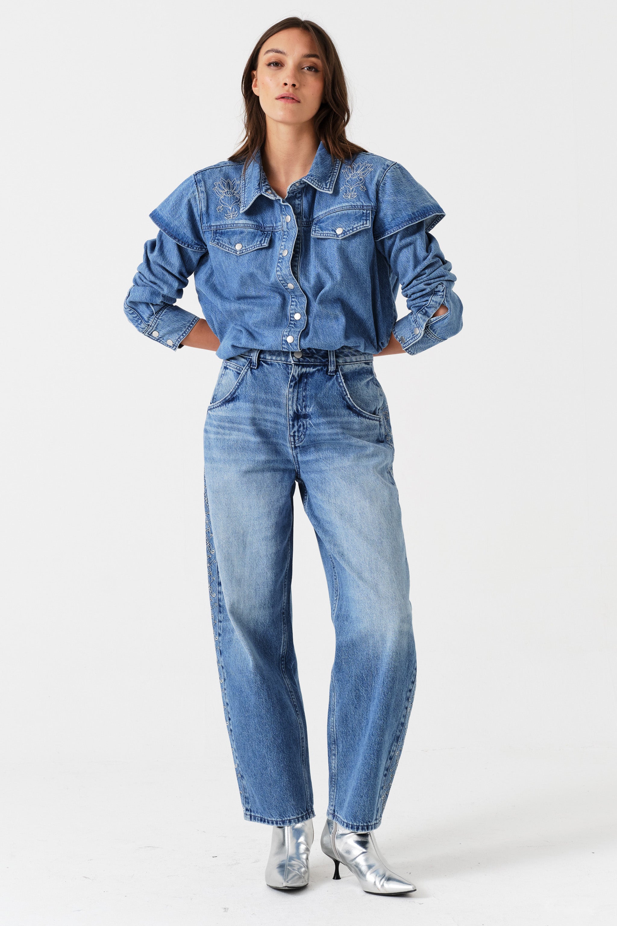 Bo Barrel Leg Embroidered Jean in Malibu