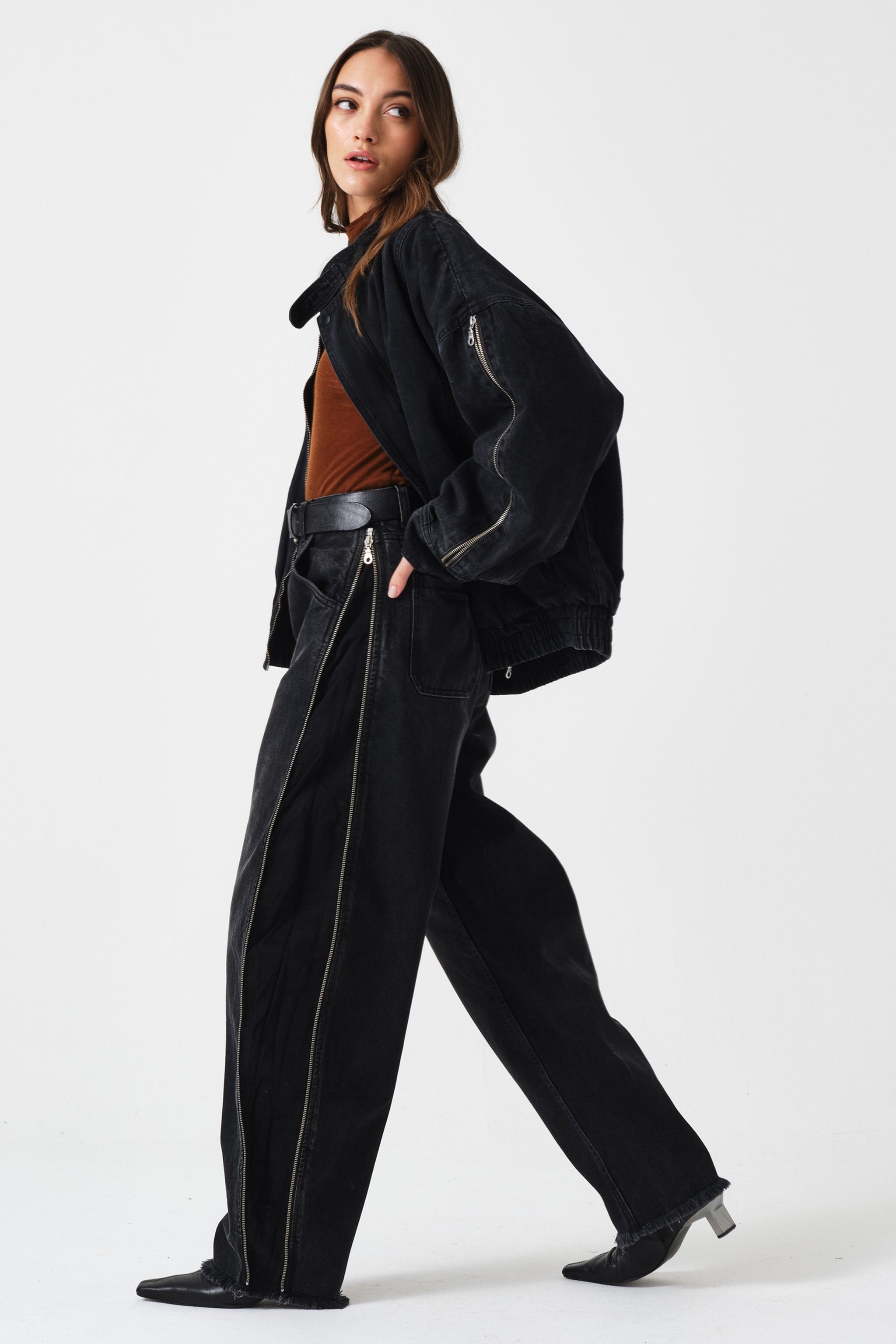 Bo Barrel Leg Zip Jean in Fairbanks