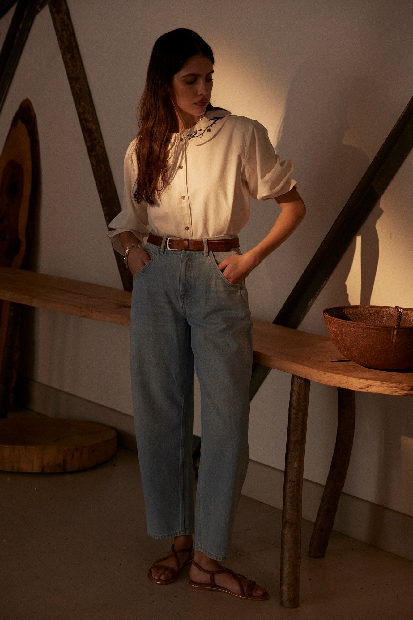 Bo Barrel Leg Jean in Sunbleached on model - seventy + mochi